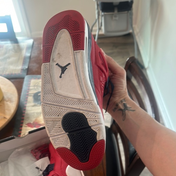 Red and Black Sneakers (USED VNDS) AIR JORDAN RETRO 4 - Picture 3 of 10